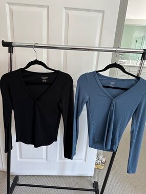 American Eagle Outfitters Ribbed V-Neck Long-Sleeve Top - Black & Blue